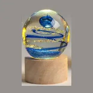 Globo luminoso in cristallo con spirale blu e base in legno